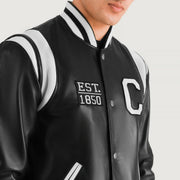 
클로즈업 상세 of Varsity & Snap Button Hardware on Liberte California 블랙 Leather Varsity 가죽 자켓 남성용