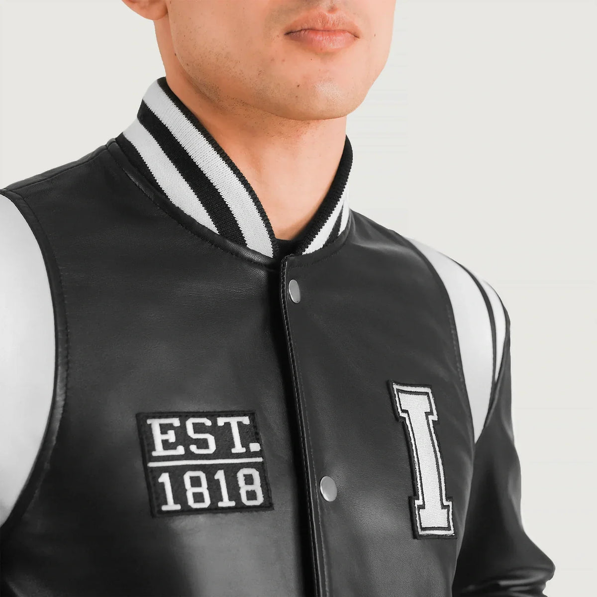Close-Up Detail of Varsity &amp; Snap Button Hardware on Liberte Illinois 블랙 Leather Varsity 가죽 자켓 남성용