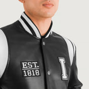 Close-Up Detail of Varsity &amp; Snap Button Hardware on Liberte Illinois 블랙 Leather Varsity 가죽 자켓 남성용