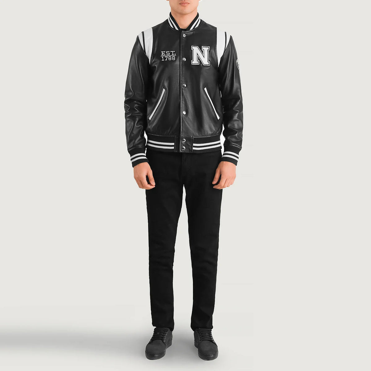 
Liberte New York 블랙 Leather Varsity 가죽 자켓 남성용 - 입체 소매 커팅과 슬림 테이퍼드 핏을 보여주는 측면 뷰