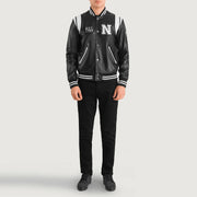 
Liberte New York 블랙 Leather Varsity 가죽 자켓 남성용 - 입체 소매 커팅과 슬림 테이퍼드 핏을 보여주는 측면 뷰