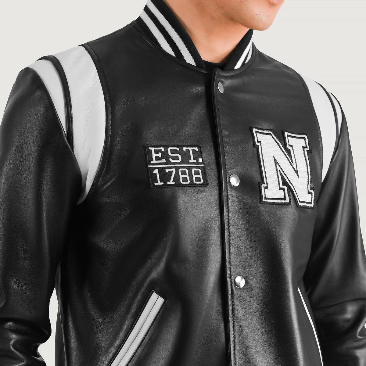 
클로즈업 상세 of Varsity & Snap Button Hardware on Liberte New York 블랙 Leather Varsity 가죽 자켓 남성용