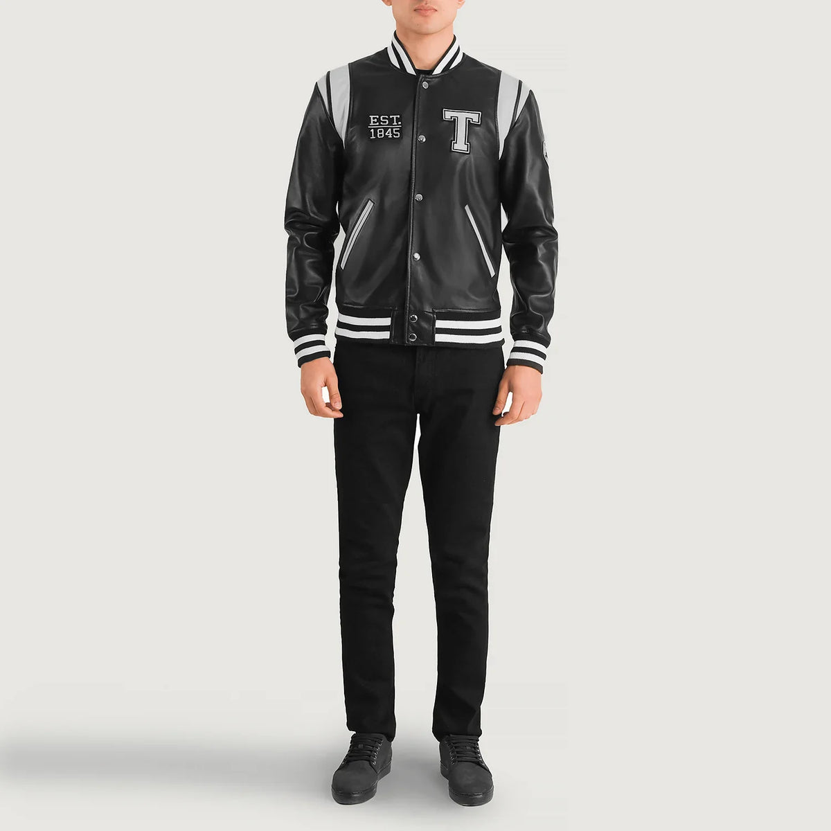 
Liberte Texas 블랙 Leather Varsity 가죽 자켓 남성용 - 입체 소매 커팅과 슬림 테이퍼드 핏을 보여주는 측면 뷰