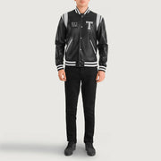 
Liberte Texas 블랙 Leather Varsity 가죽 자켓 남성용 - 입체 소매 커팅과 슬림 테이퍼드 핏을 보여주는 측면 뷰