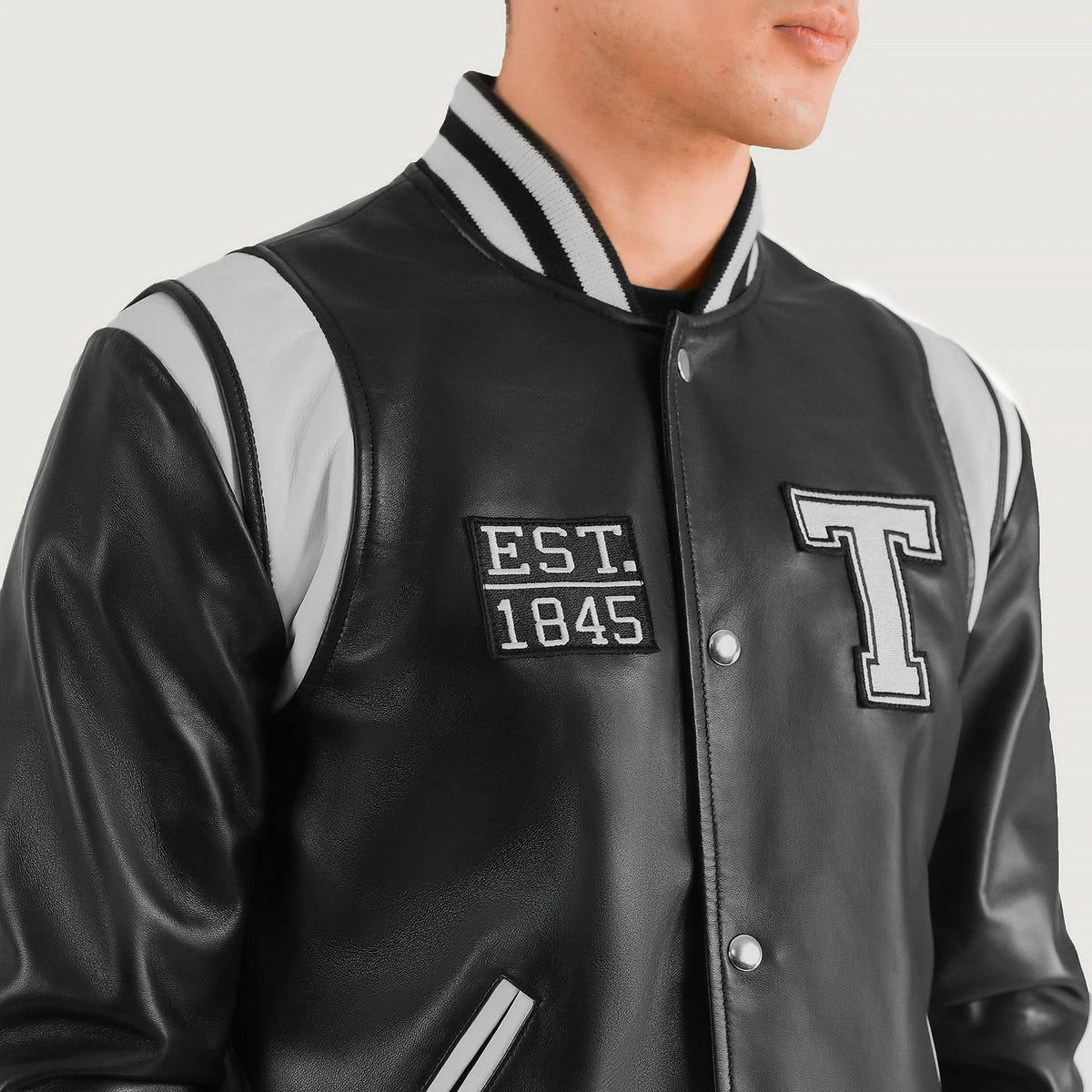 
클로즈업 상세 of Varsity & Snap Button Hardware on Liberte Texas 블랙 Leather Varsity 가죽 자켓 남성용