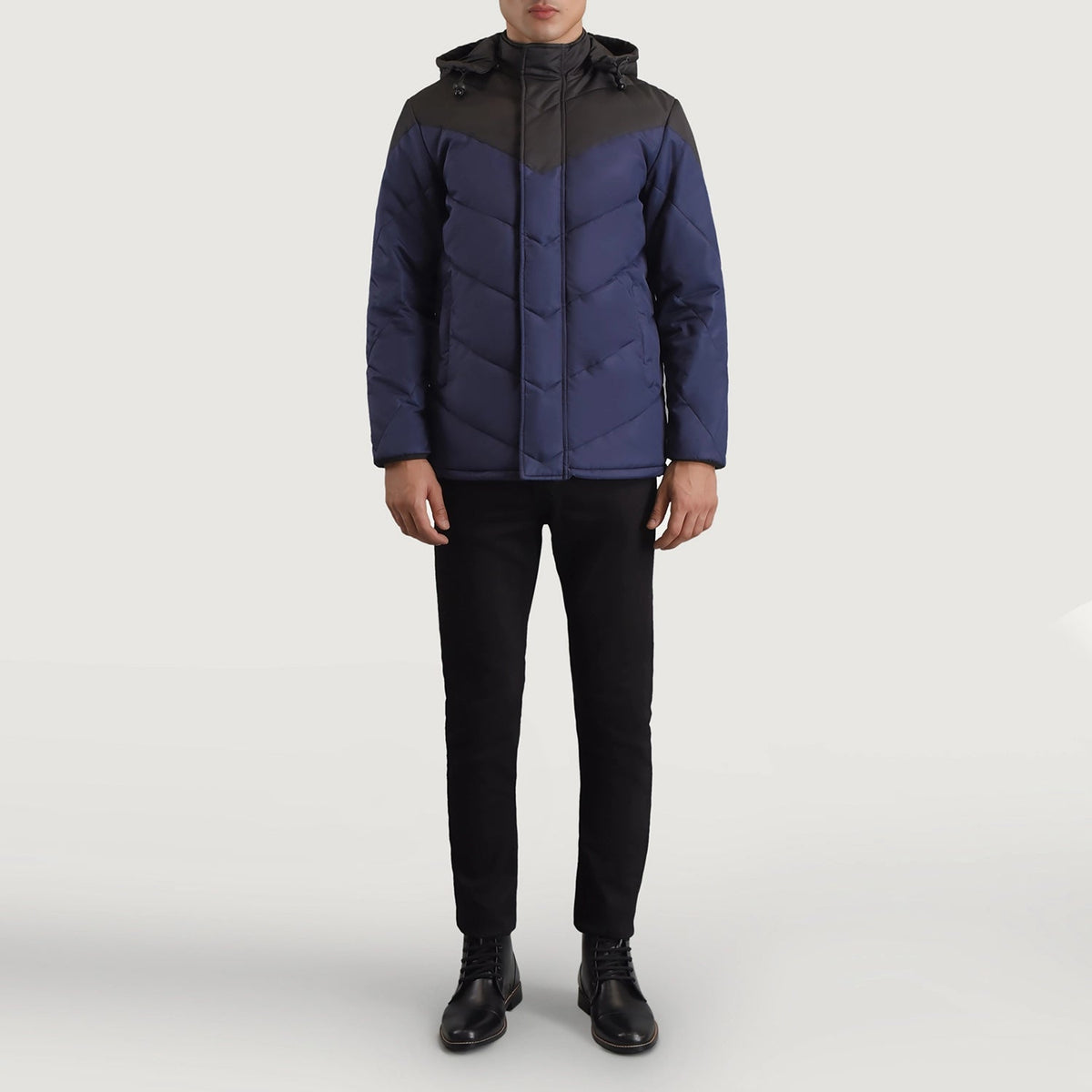 
Luka 블랙 & 블루 Hooded Puffer 가죽 자켓 남성용 - 입체 소매 커팅과 슬림 테이퍼드 핏을 보여주는 측면 뷰