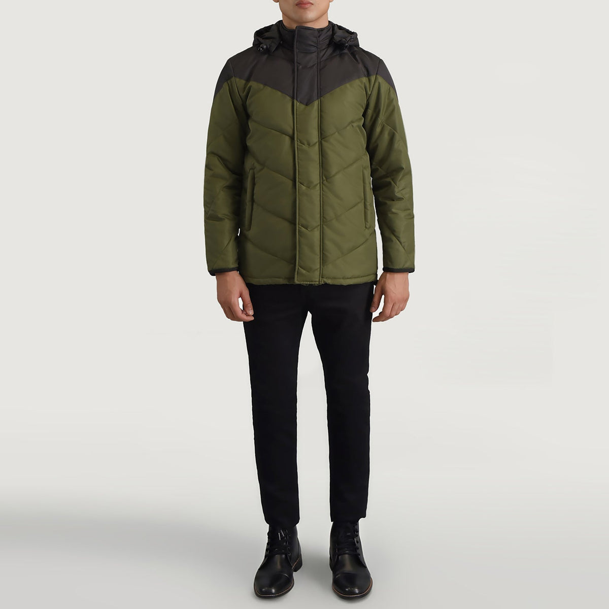 
Luka 블랙 & 그린 Hooded Puffer 가죽 자켓 남성용 - 입체 소매 커팅과 슬림 테이퍼드 핏을 보여주는 측면 뷰