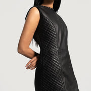 Close-Up Detail of Classic Collar &amp; Zipper on back Hardware on Women's Luxe 블랙 Leather Dress 여성용
