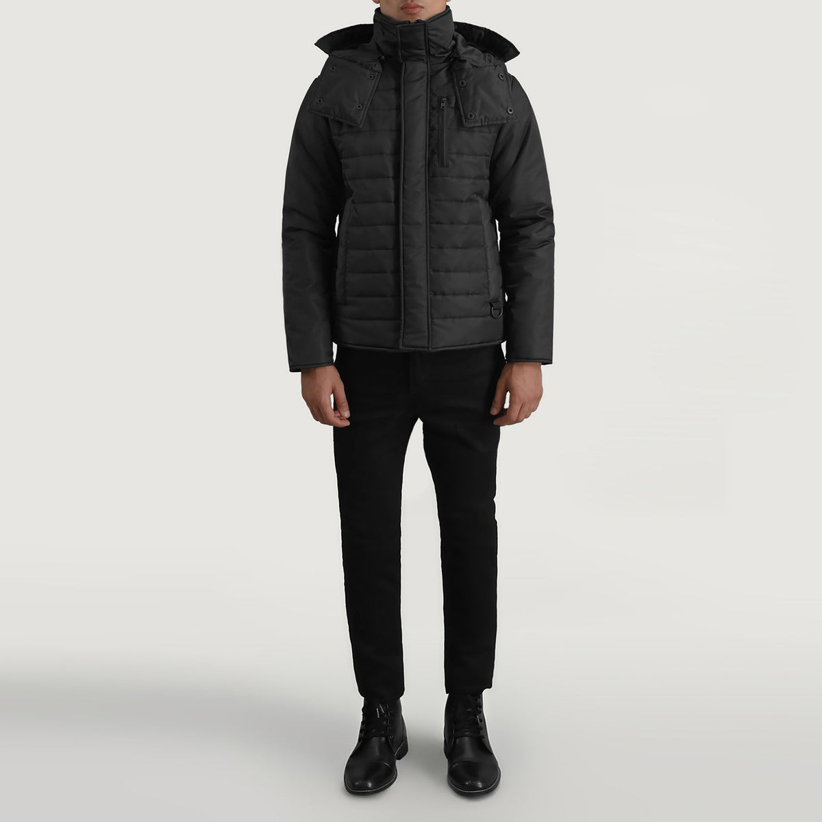 
Malcolm 블랙 Hooded Puffer 가죽 자켓 남성용 - 입체 소매 커팅과 슬림 테이퍼드 핏을 보여주는 측면 뷰