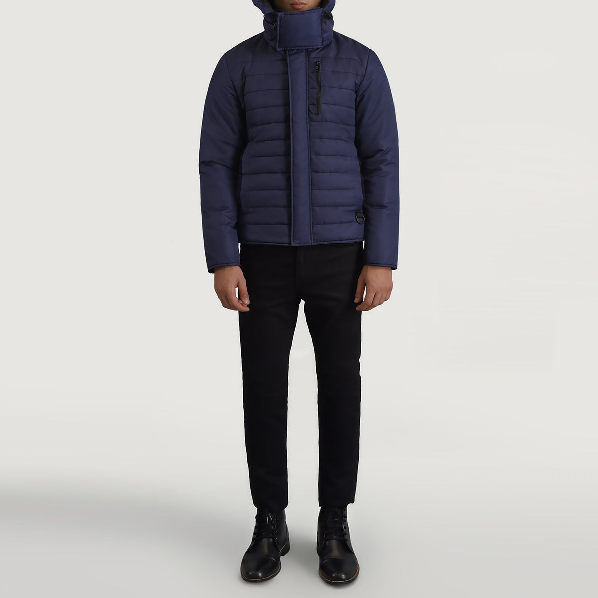 
Malcolm 블루 Hooded Puffer 가죽 자켓 남성용 - 입체 소매 커팅과 슬림 테이퍼드 핏을 보여주는 측면 뷰