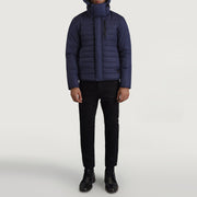 
Malcolm 블루 Hooded Puffer 가죽 자켓 남성용 - 입체 소매 커팅과 슬림 테이퍼드 핏을 보여주는 측면 뷰