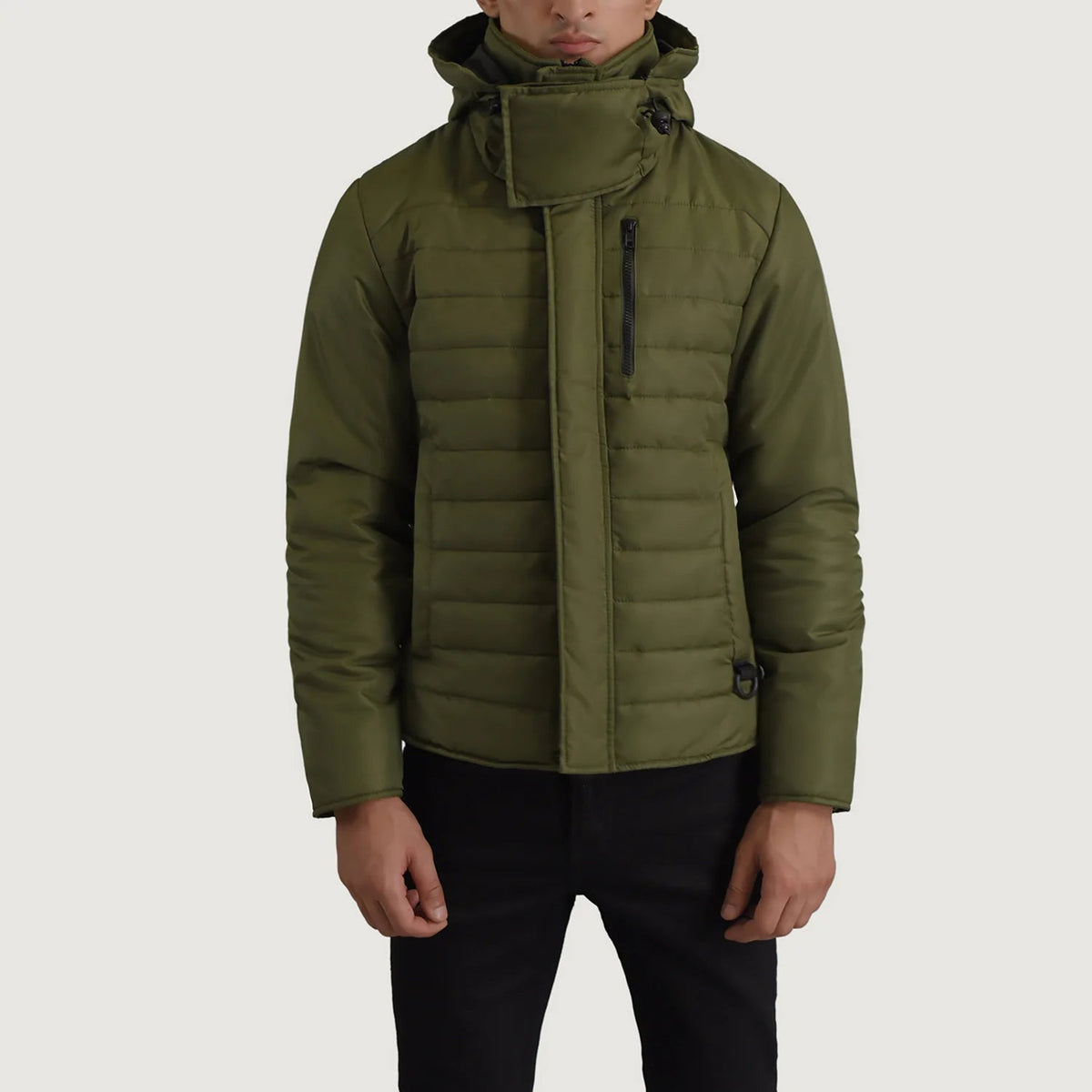 
Malcolm 그린 Hooded Puffer 가죽 자켓 남성용 - 입체 소매 커팅과 슬림 테이퍼드 핏을 보여주는 측면 뷰