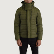 
Malcolm 그린 Hooded Puffer 가죽 자켓 남성용 - 입체 소매 커팅과 슬림 테이퍼드 핏을 보여주는 측면 뷰