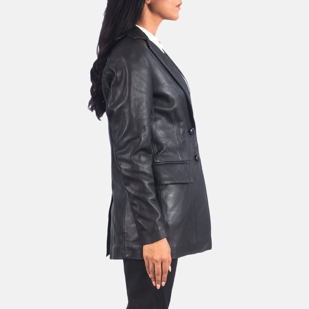 
착용 핏 뷰:  Marilyn Tan Brown Leather Blazer 모델 착용 (자연광 드레이프 핏)