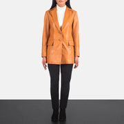 
Marilyn Tan Brown Leather Blazer - 입체 소매 커팅과 슬림 테이퍼드 핏을 보여주는 측면 뷰