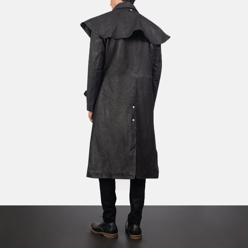
Maverick 블랙 Leather Duster 남성용 - 입체 소매 커팅과 슬림 테이퍼드 핏을 보여주는 측면 뷰