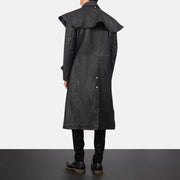 
Maverick 블랙 Leather Duster 남성용 - 입체 소매 커팅과 슬림 테이퍼드 핏을 보여주는 측면 뷰