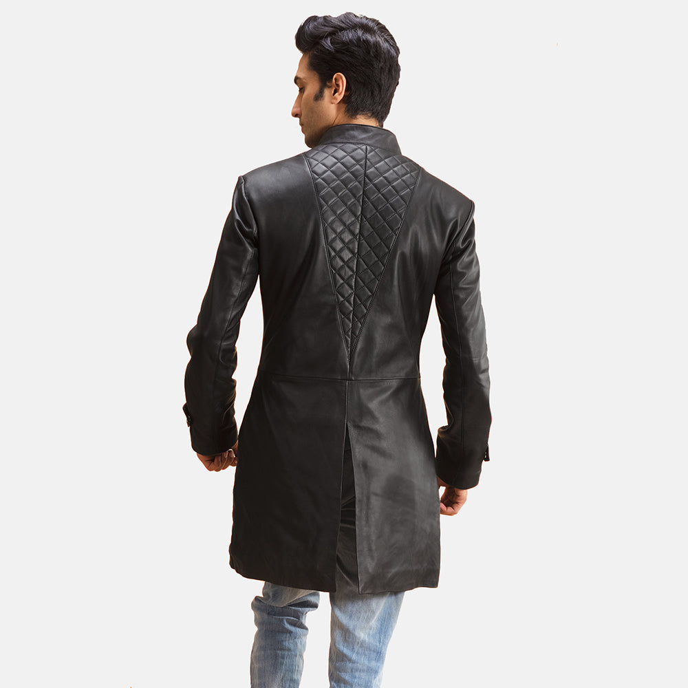 Men's Midlander Quilted 블랙 가죽 롱 코트 남성용 - Lateral Side Profile View Showing Sleeve Cut &amp; Athletic Taper Fit