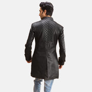 Men's Midlander Quilted 블랙 가죽 롱 코트 남성용 - Lateral Side Profile View Showing Sleeve Cut &amp; Athletic Taper Fit