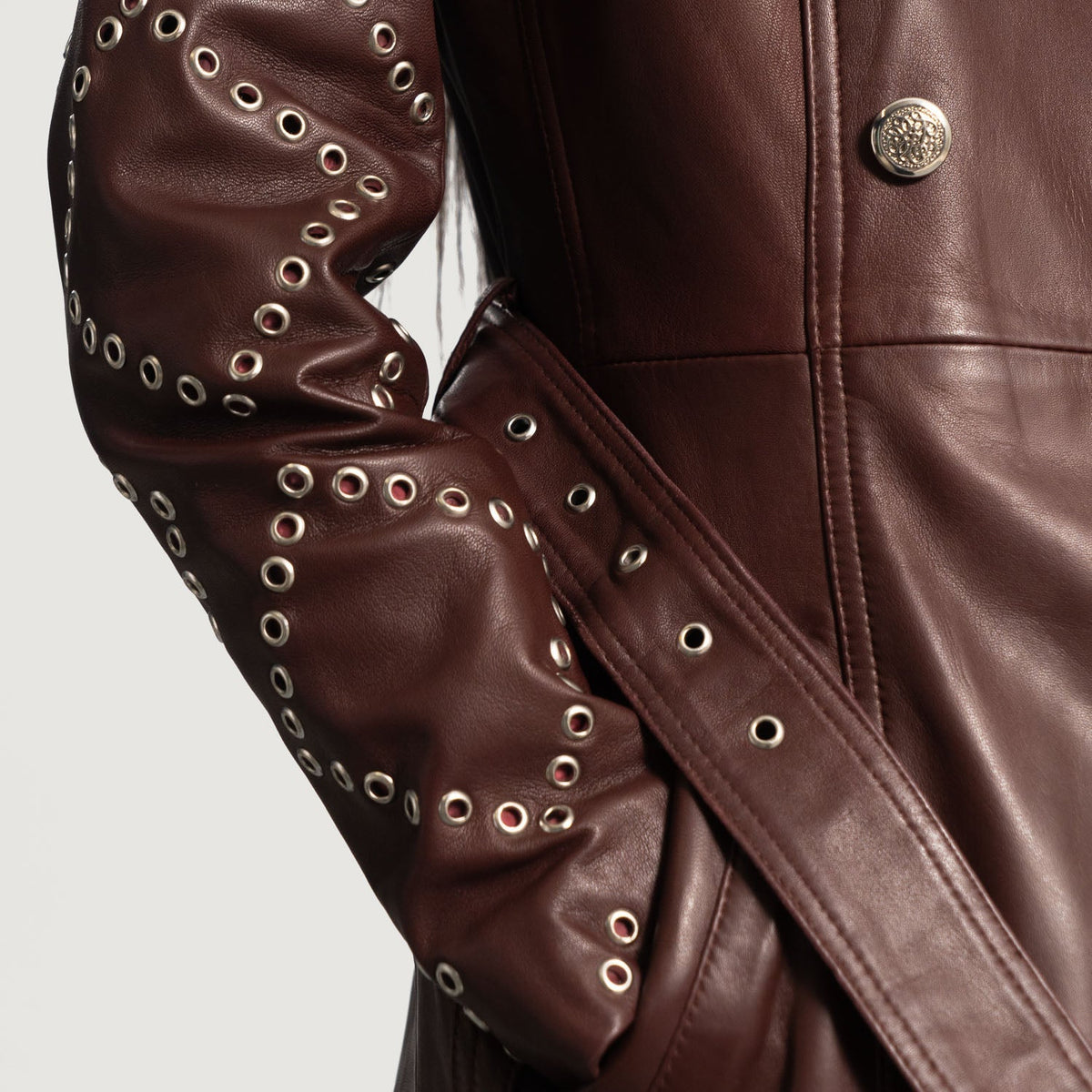
클로즈업 상세 of Notch & Button & Waist belt Hardware on Missoni 마룬 가죽 트렌치 코트 여성용