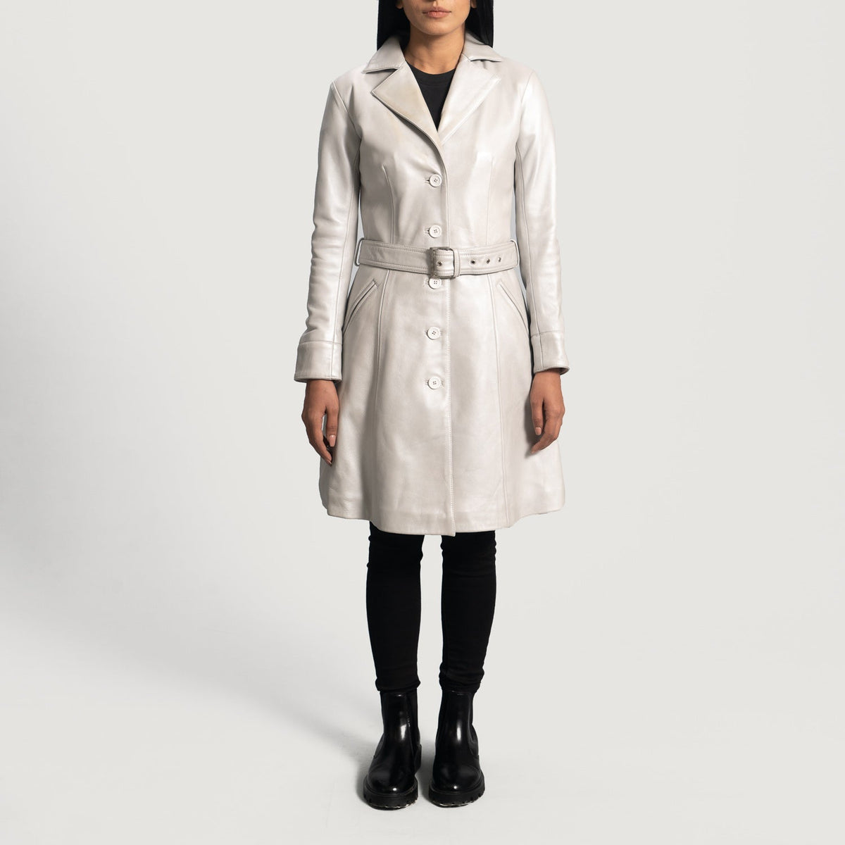 Close-Up Detail of Notch &amp; Button Hardware on Women's Moonlight Silver 가죽 트렌치 코트 여성용