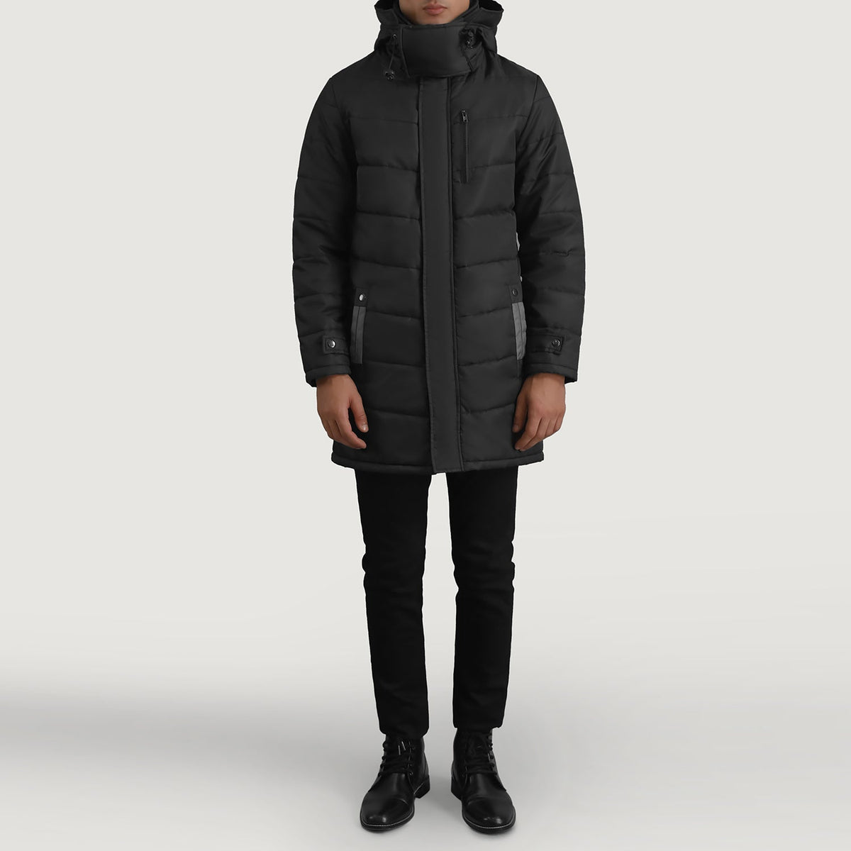 
Moore 블랙 Hooded Parka 남성용 - 입체 소매 커팅과 슬림 테이퍼드 핏을 보여주는 측면 뷰