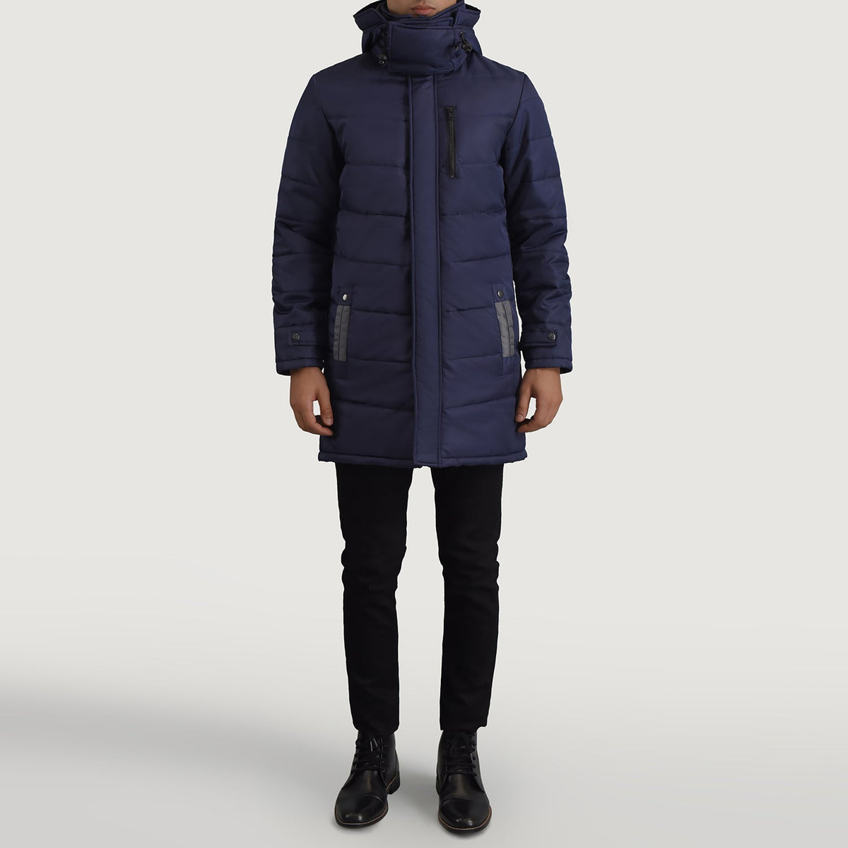 
Moore 블루 Hooded Parka 남성용 - 입체 소매 커팅과 슬림 테이퍼드 핏을 보여주는 측면 뷰