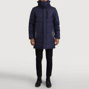 
Moore 블루 Hooded Parka 남성용 - 입체 소매 커팅과 슬림 테이퍼드 핏을 보여주는 측면 뷰