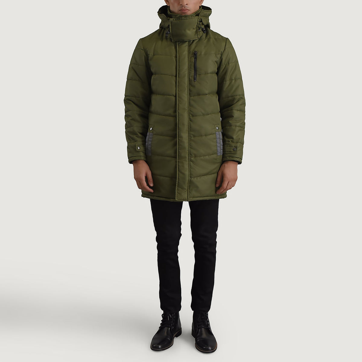 
Moore 그린 Hooded Parka 남성용 - 입체 소매 커팅과 슬림 테이퍼드 핏을 보여주는 측면 뷰