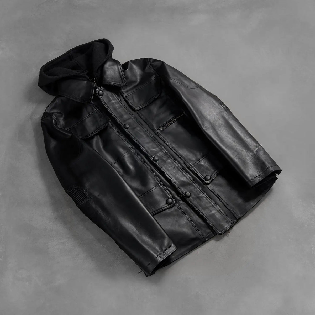 Zipper &amp; Hem Craftsmanship Construction Detail on Men's Moulder Hooded 블랙 가죽 자켓 남성용