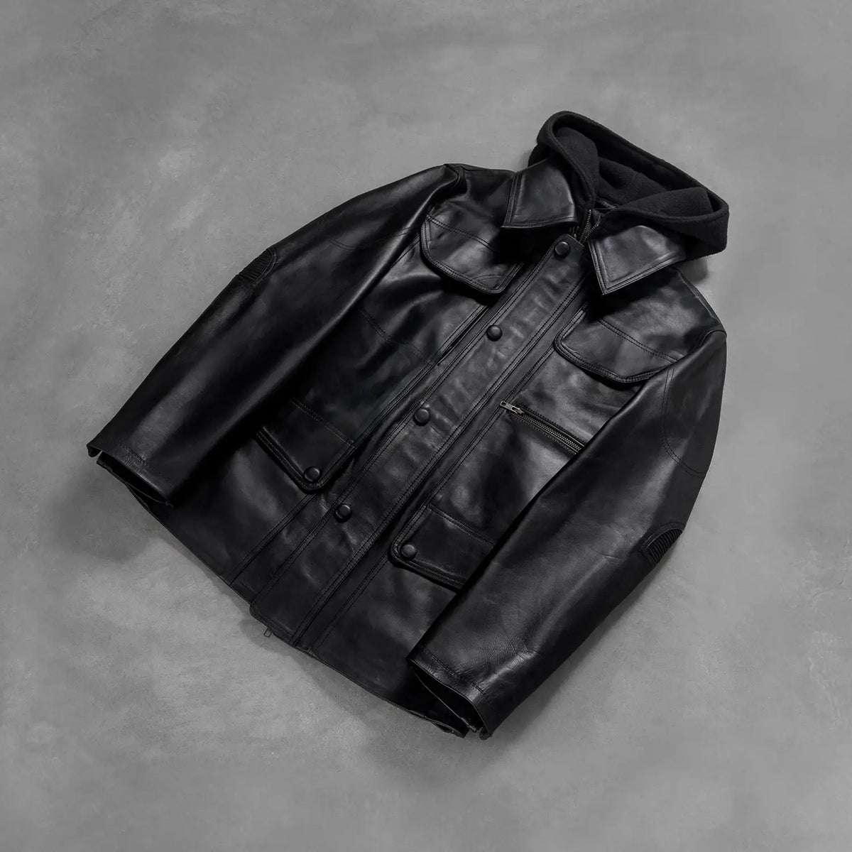 Styled Fit Perspective of Men's Moulder Hooded 블랙 가죽 자켓 남성용 on Model - Natural Daylight Drape