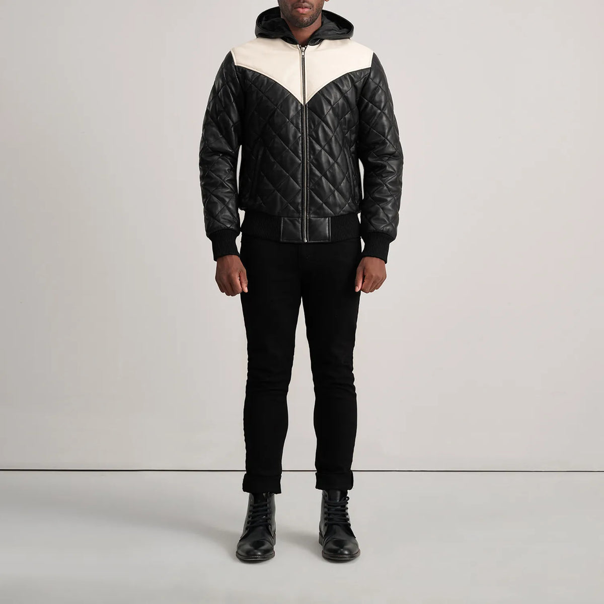 
Norman Tan Hooded Bomber Leather Puffer Jacket - 입체 소매 커팅과 슬림 테이퍼드 핏을 보여주는 측면 뷰