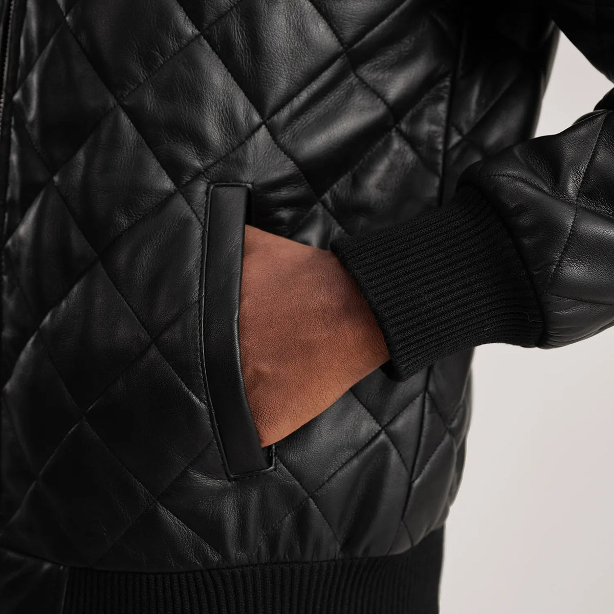 
내부 라이닝 뷰 Showing Quilted Polyester Lining & 내부 수납 포켓 2개