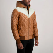 
착용 핏 뷰:  Norman Tan Hooded Bomber Leather Puffer Jacket 모델 착용 (자연광 드레이프 핏)