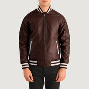 Close-Up Detail of Varsity collar &amp; Zipper Hardware on Pascal Maroon Leather Varsity 가죽 자켓 남성용
