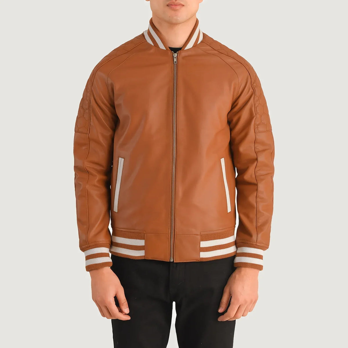 Close-Up Detail of Varsity collar &amp; Zipper Hardware on Pascal 탠 브라운 Leather Varsity 가죽 자켓 남성용