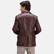 Close-Up Detail of Notch &amp; Button Hardware on Radaron Quilted Maroon 가죽 테일러드 블레이저 남성용
