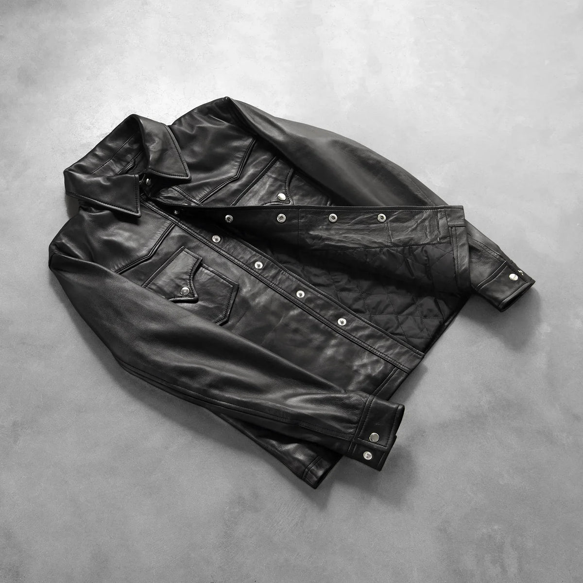 Button &amp; Hem Craftsmanship Construction Detail on Men's Ranchson 블랙 Leather Shirt 남성용