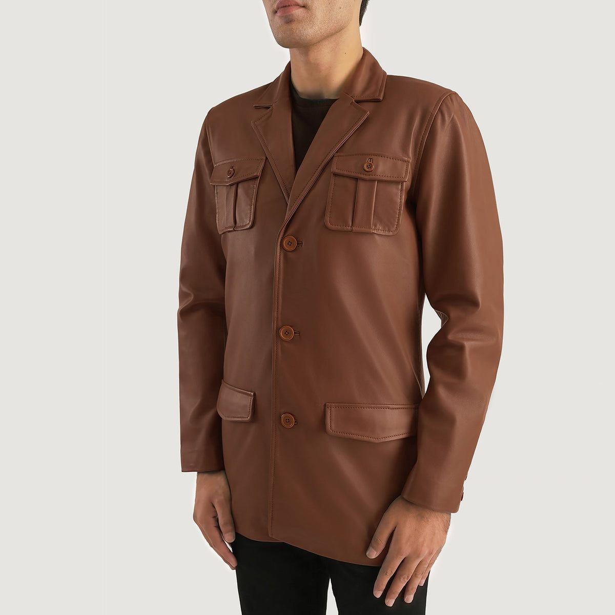 
착용 핏 뷰:  Ray Cutler Black Leather Blazer 모델 착용 (자연광 드레이프 핏)