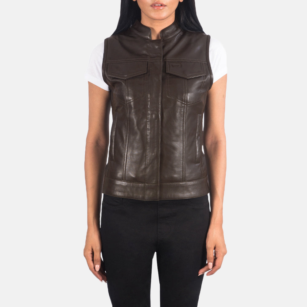 
클로즈업 상세 of Band & Zipper with Button Flap Hardware on Rayne Moto 브라운 가죽 조끼 여성용