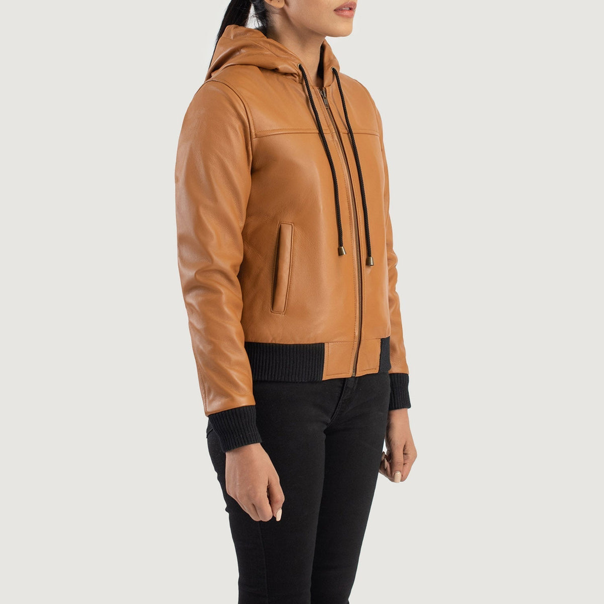 
착용 핏 뷰:  Rebella Green Hooded Suede Bomber Jacket 모델 착용 (자연광 드레이프 핏)
