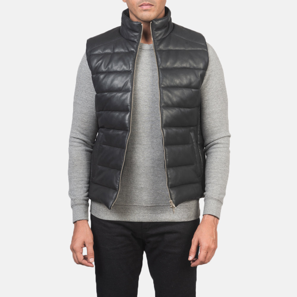 
Reeves 블랙 Leather 패딩 베스트 남성용 in Black Sheepskin Leather - 정면 스타일 및 테일러드 실루엣 | 공식 온라인 스토어 구매