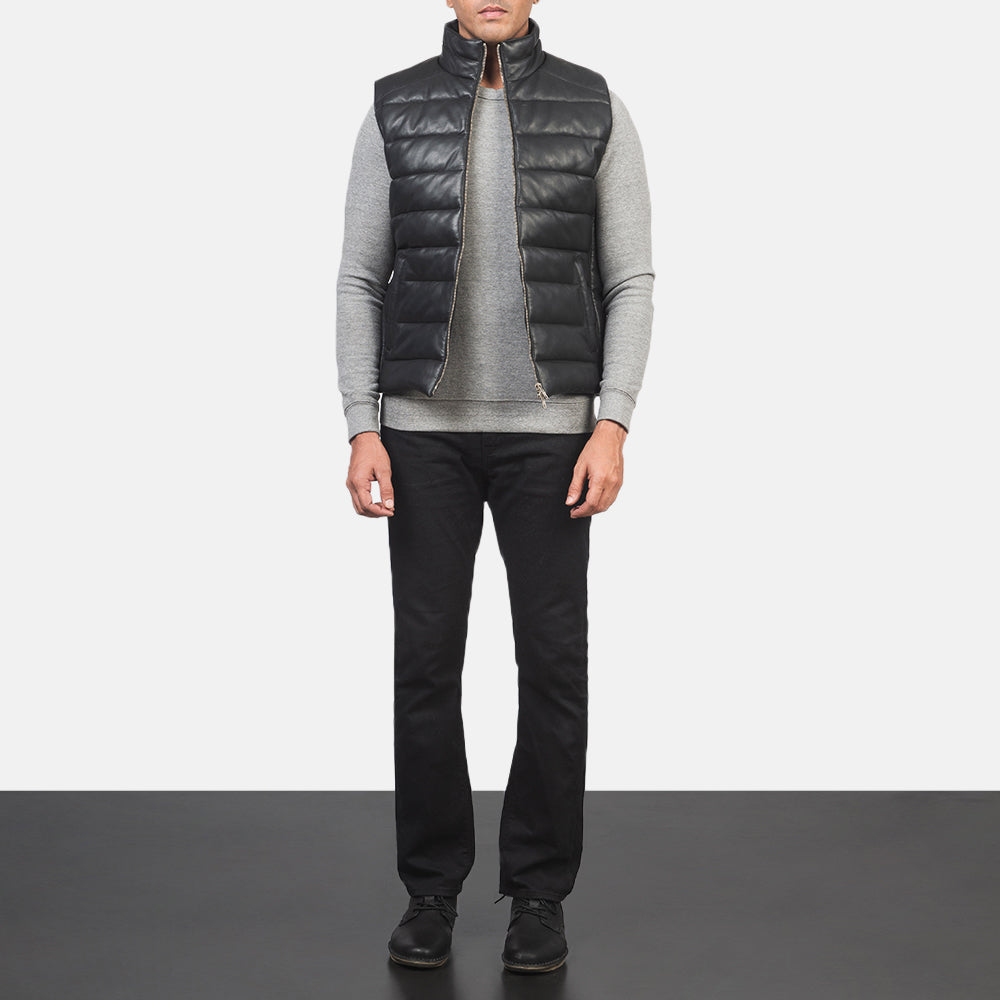 
Reeves 블랙 Leather 패딩 베스트 남성용 - 입체 소매 커팅과 슬림 테이퍼드 핏을 보여주는 측면 뷰