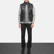 
Reeves 블랙 Leather 패딩 베스트 남성용 - 입체 소매 커팅과 슬림 테이퍼드 핏을 보여주는 측면 뷰