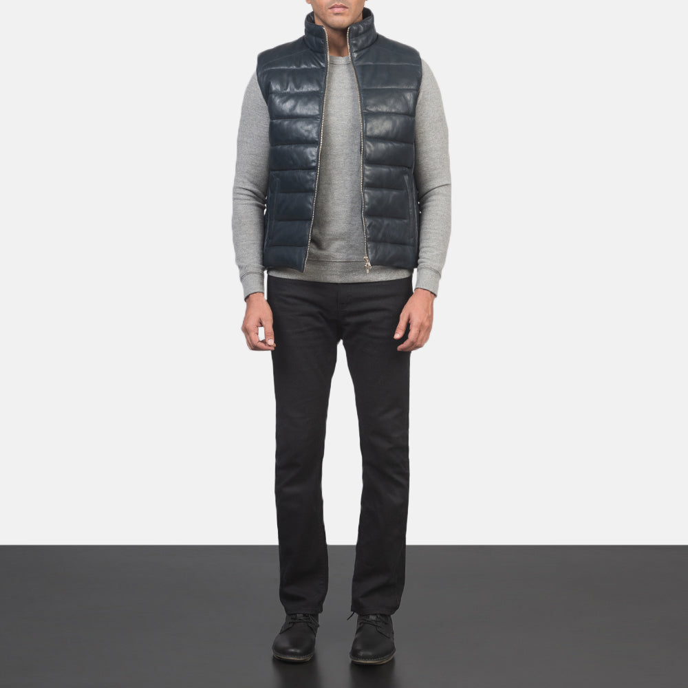 
Reeves 블루 Leather 패딩 베스트 남성용 - 입체 소매 커팅과 슬림 테이퍼드 핏을 보여주는 측면 뷰