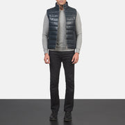 
Reeves 블루 Leather 패딩 베스트 남성용 - 입체 소매 커팅과 슬림 테이퍼드 핏을 보여주는 측면 뷰