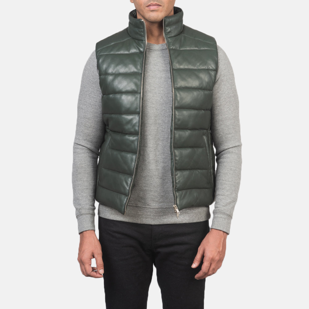 
Reeves 그린 Leather 패딩 베스트 남성용 in Green Sheepskin Leather - 정면 스타일 및 테일러드 실루엣 | 공식 온라인 스토어 구매