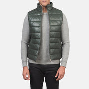 
Reeves 그린 Leather 패딩 베스트 남성용 in Green Sheepskin Leather - 정면 스타일 및 테일러드 실루엣 | 공식 온라인 스토어 구매