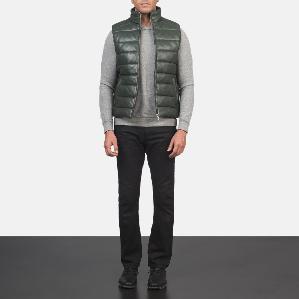 
Reeves 그린 Leather 패딩 베스트 남성용 - 입체 소매 커팅과 슬림 테이퍼드 핏을 보여주는 측면 뷰
