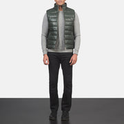 
Reeves 그린 Leather 패딩 베스트 남성용 - 입체 소매 커팅과 슬림 테이퍼드 핏을 보여주는 측면 뷰